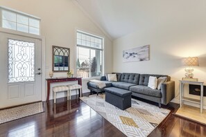 TV - Patio Oasis! Contemporary Tacoma Hideout (Tacoma)