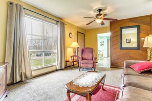 TV - Rural Bloomington Area Home w/ Deck & Yard! (Bloomington)