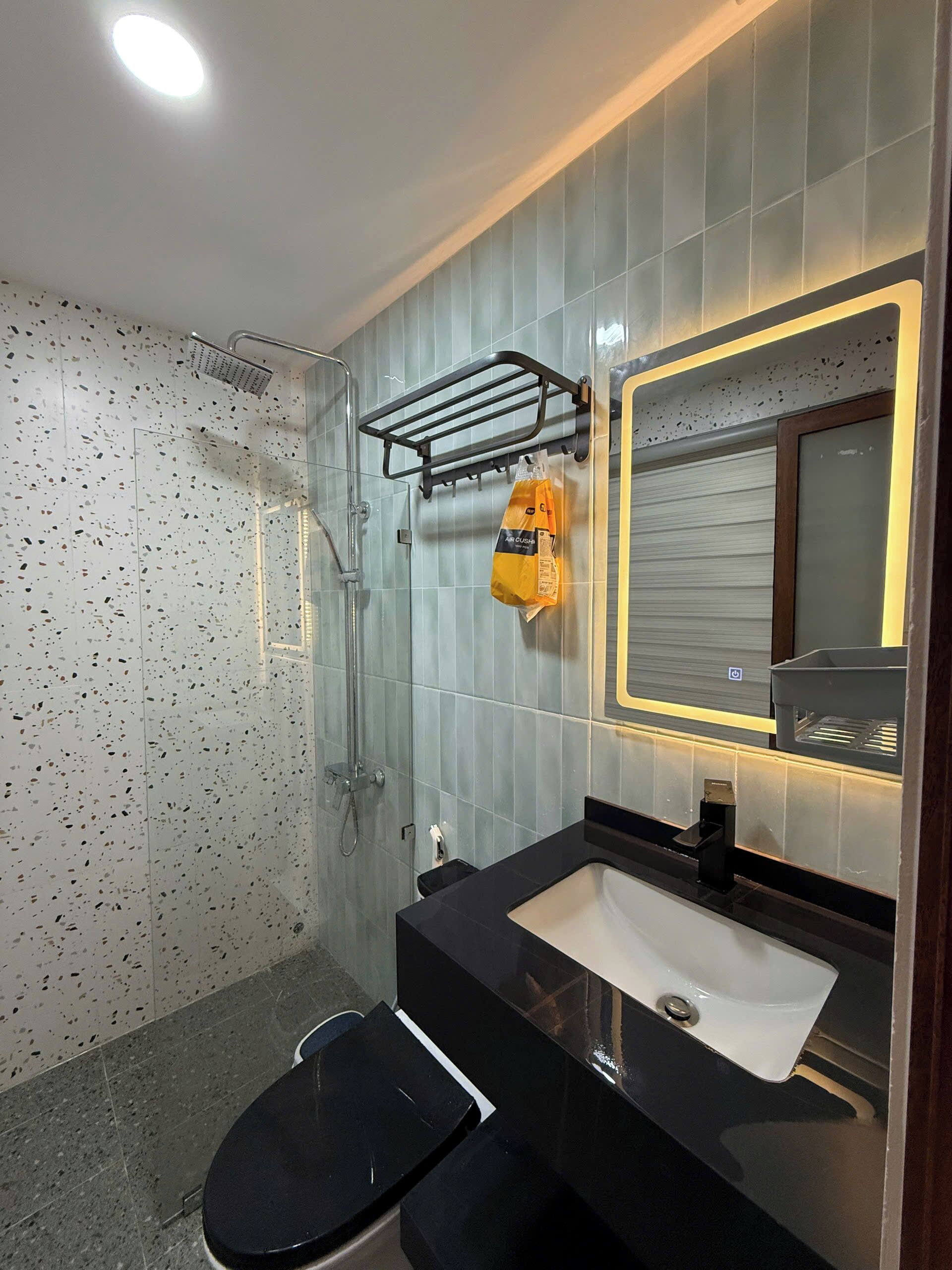 Habitación doble de uso individual, vistas al jardín | Baño | Ducha, artículos de higiene personal gratuitos, toallas y jabón