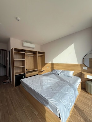 Habitación doble de uso individual, vista a la playa | Escritorio, espacio para trabajar con laptop y cortinas blackout 