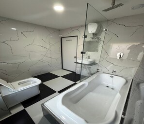 Deluxe Double Room, City View | Bathroom - Hotel Rajvanshi Inn (Ahmedabad)