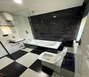 Deluxe Double Room, City View | Bathroom - Hotel Rajvanshi Inn (Ahmedabad)