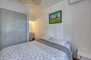 5 habitaciones, tabla de planchar con plancha, wifi y ropa de cama 