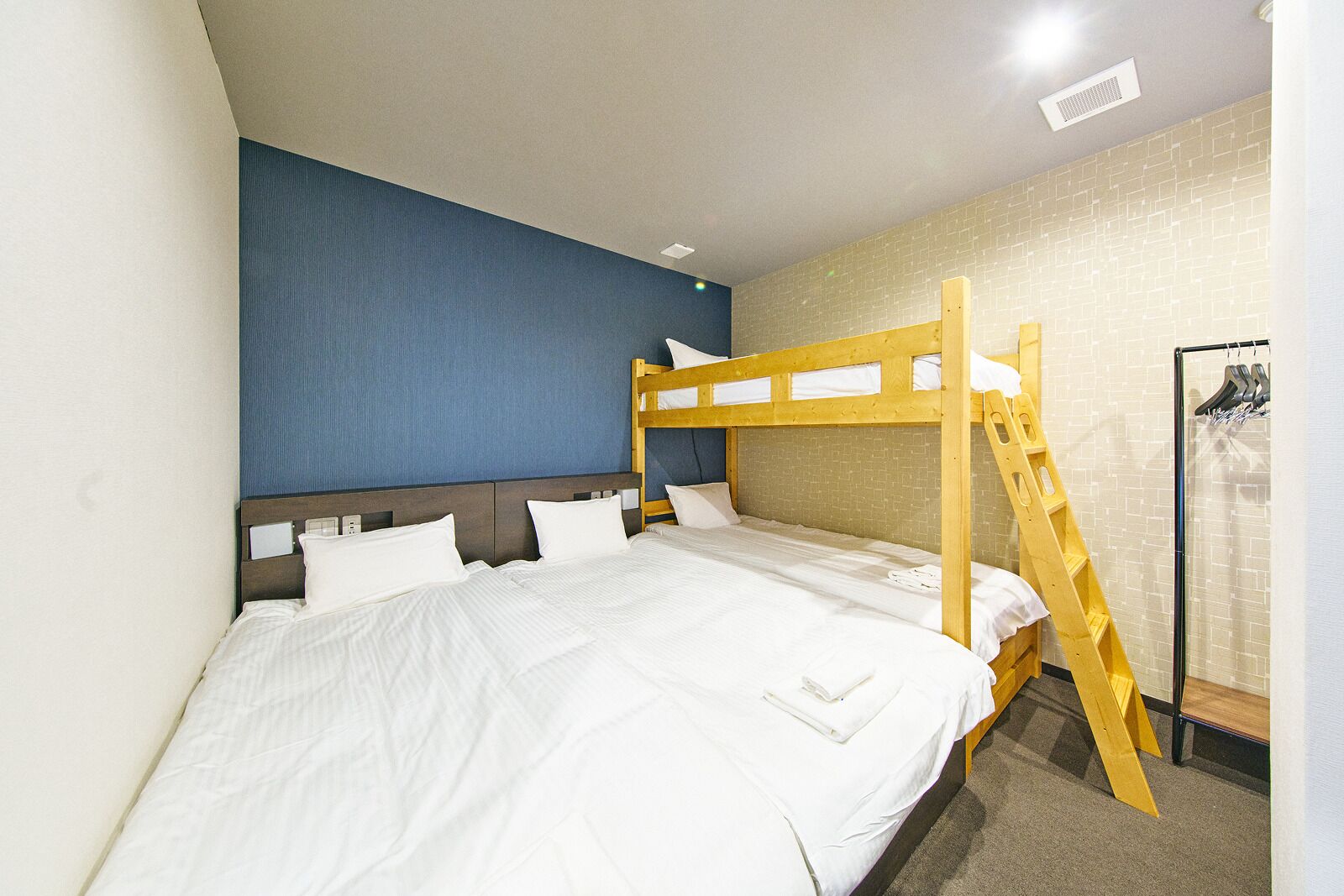 Habitación cuádruple familiar, para no fumadores | Wifi gratis y ropa de cama 