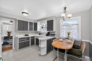 Oven, stovetop, dishwasher - Irish Safari Retreat / Walk to Zoo / Minutes to Notre Dame (South Bend)