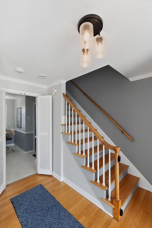 Interior - Irish Safari Retreat / Walk to Zoo / Minutes to Notre Dame (South Bend)