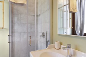 Dusche, Haartrockner, Handtücher