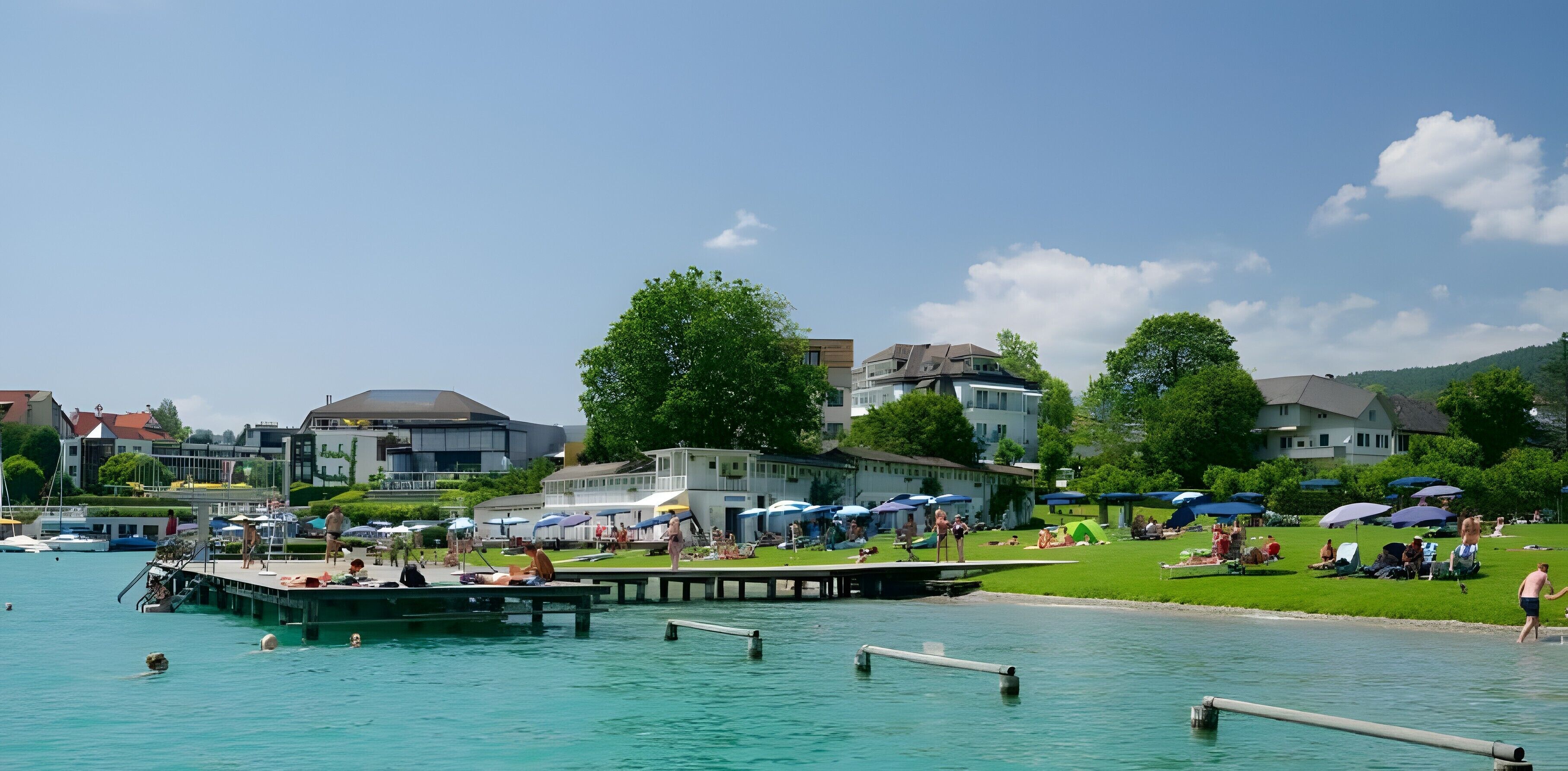 Un resort a orillas del lago con un muelle, barcos y sombrillas.