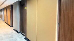 A hotel corridor with multiple doors, each with a number sign above. - Palette Jomtien Beach Pattaya (Pattaya)