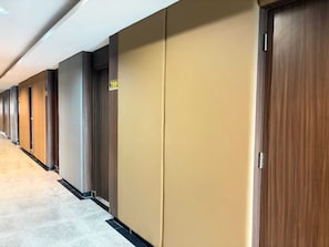 A hotel corridor with multiple doors, each with a number sign above. - Palette Jomtien Beach Pattaya (Pattaya)