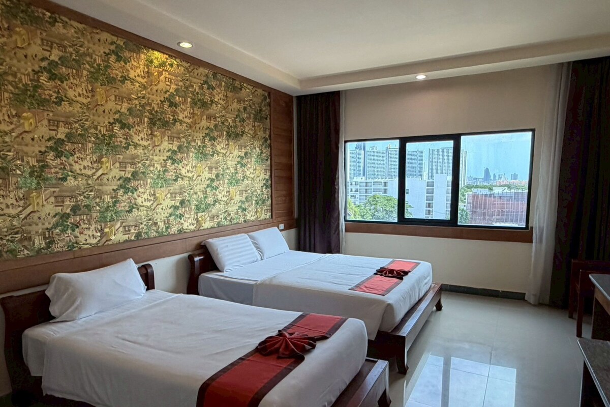 Deluxe Triple Room | Desk, free WiFi, bed sheets