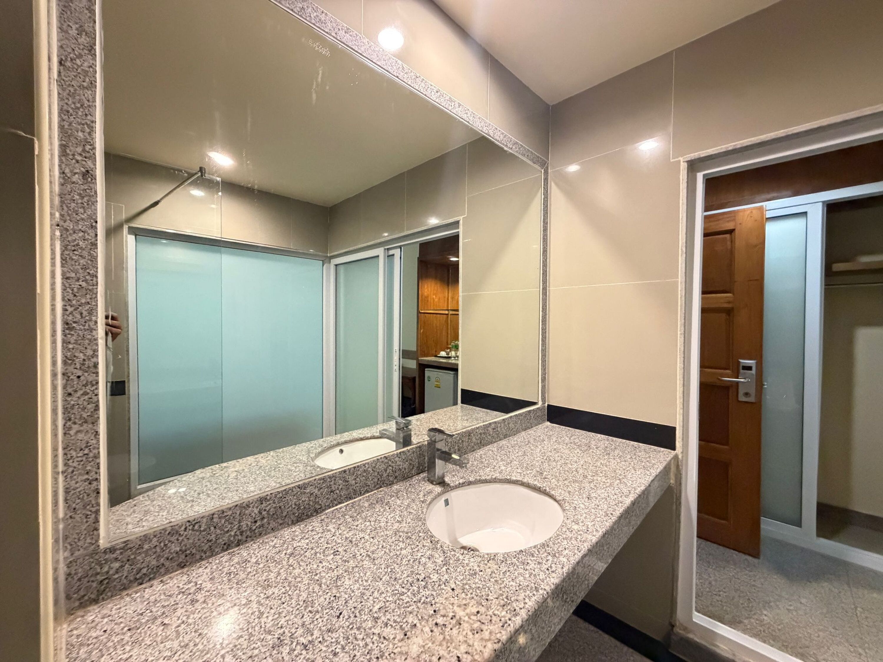 Deluxe Twin Room, City View | Bathroom | Shower, free toiletries, hair dryer, bidet