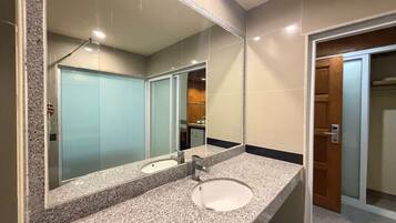 Deluxe Twin Room, City View | Bathroom | Shower, free toiletries, hair dryer, bidet