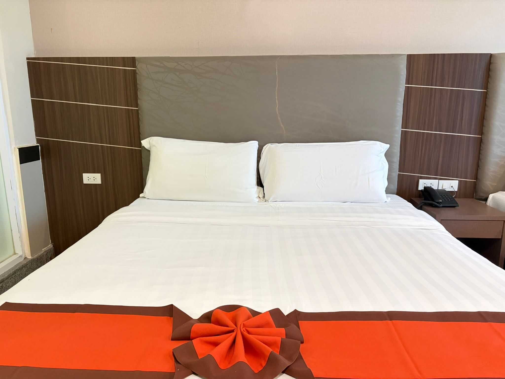 Deluxe Double Room, Sea View | Desk, free WiFi, bed sheets