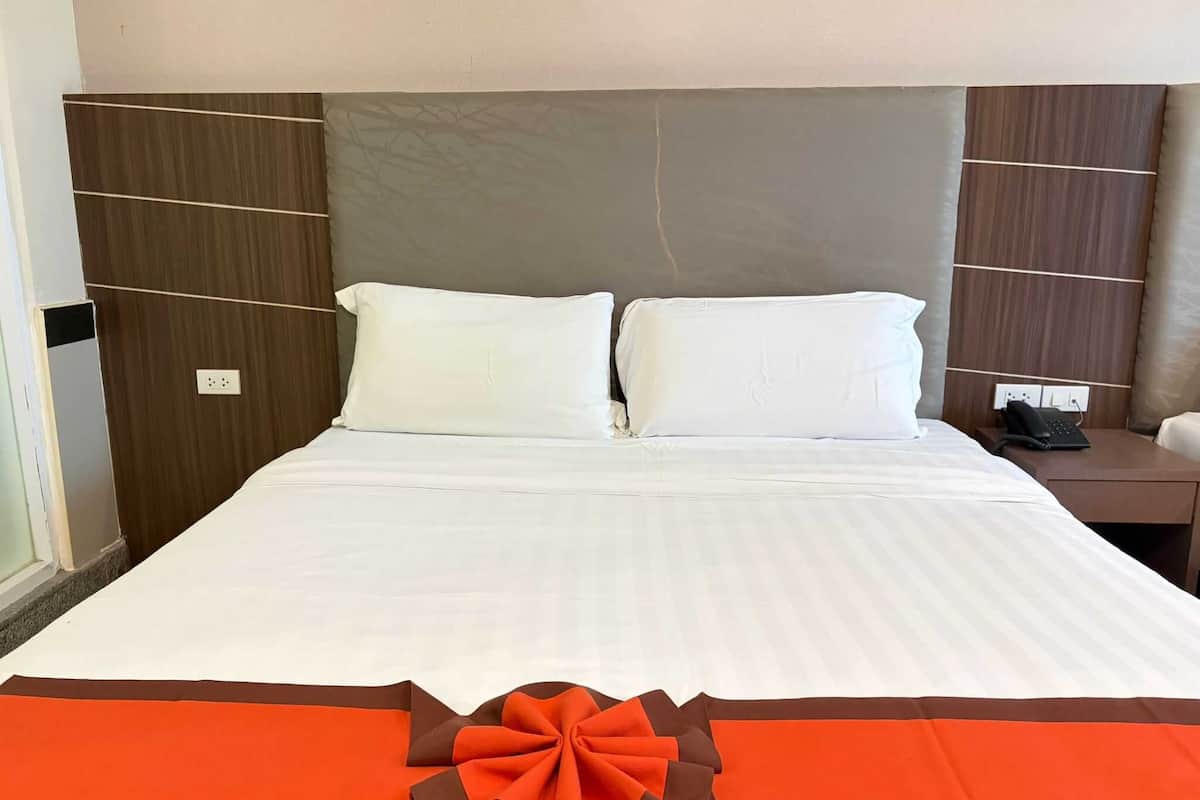 Deluxe Double Room, Sea View | Desk, free WiFi, bed sheets