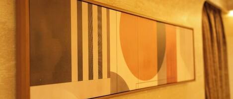Ein gerahmtes, abstraktes Kunstwerk an der Wand.