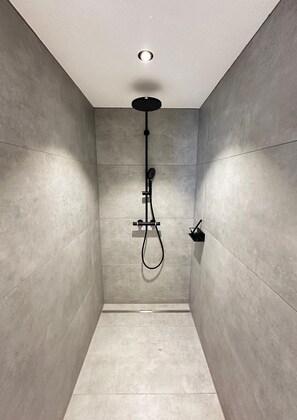 Douche, sĂšche-cheveux, serviettes fournies, savon