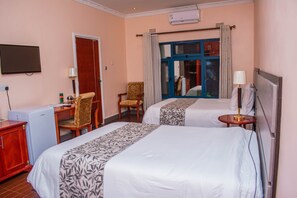 Desk, free WiFi, bed sheets - Nalipiri eco resort  (Mulanje)