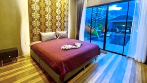 Ein Hotelzimmer mit Bett, großem Fenster und Blick auf einen Pool.