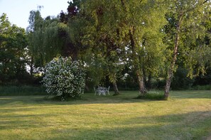 Outdoor dining - LA PETITE MAISON DE KERTHOMAS - CLASS 3* GÎTE (plumergat)