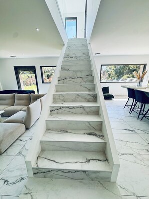 Eine Treppe mit Marmorstufen, die zu einer oberen Ebene führt.
