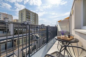 Outdoor dining - Spacious Apartment | 4 Bedrooms, Balcony, Parking (Kraków)
