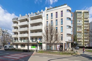 Exterior - Spacious Apartment | 4 Bedrooms, Balcony, Parking (Kraków)