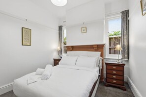 Desk, iron/ironing board, travel cot, WiFi - Charming Sandy Bay Cottage (Sandy Bay)