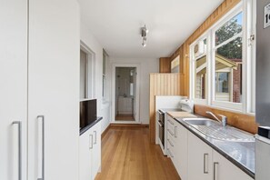 Fridge, microwave, oven, stovetop - Charming Sandy Bay Cottage (Sandy Bay)