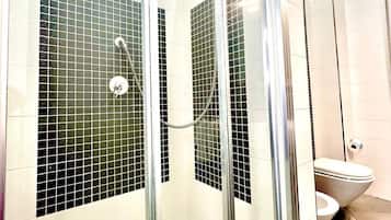 Standard-Vierbettzimmer | Badezimmer