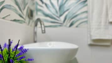 Chambre, 1 lit double | Salle de bain