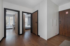 2 Schlafzimmer, Schreibtisch, Bügeleisen/Bügelbrett, Reisekinderbett