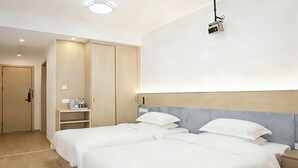 Desk, WiFi (free) - Exploring Hotel (Suzhou)