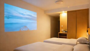Desk, WiFi (free) - Exploring Hotel (Suzhou)