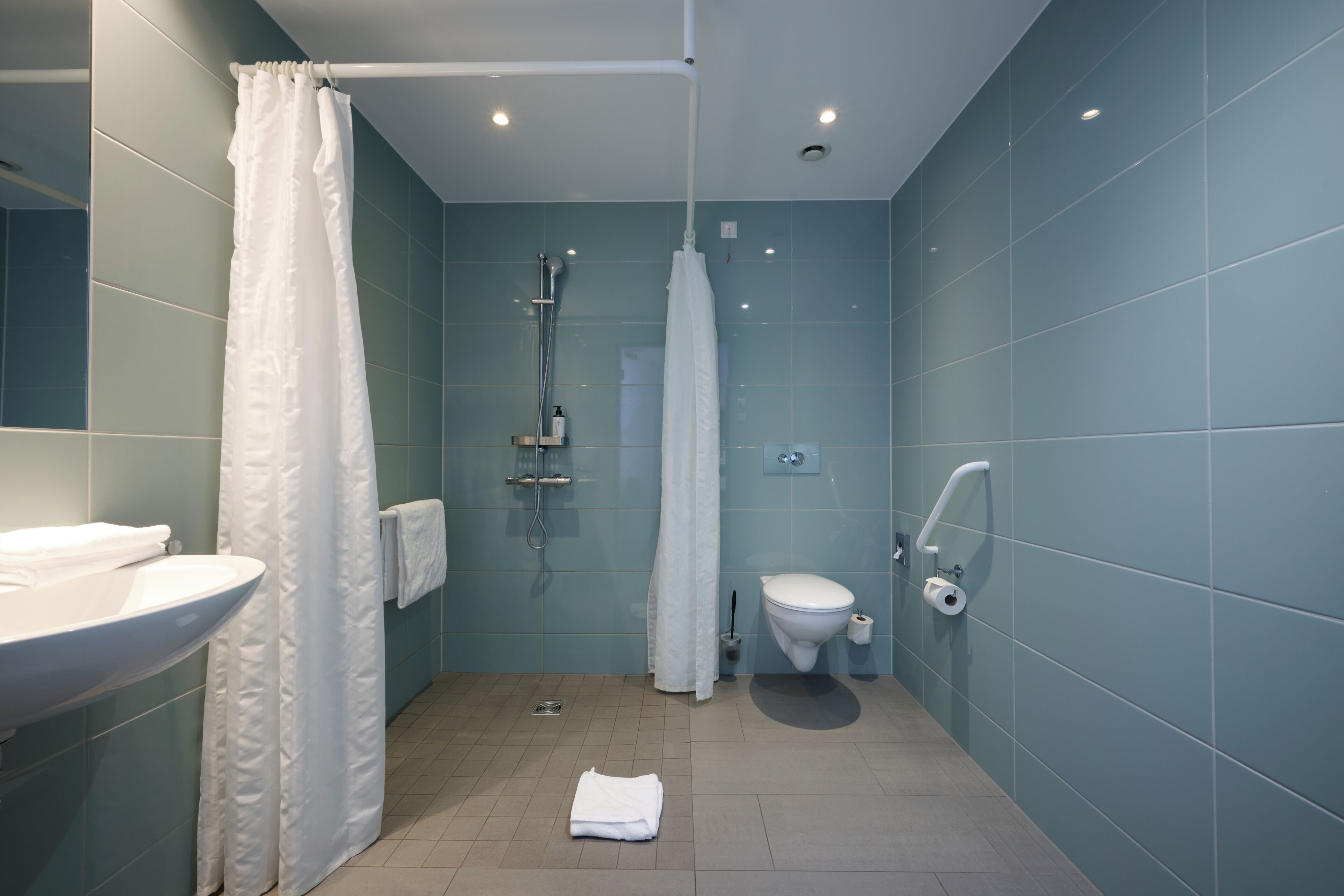 Ein modernes Badezimmer mit Dusche, Toilette und Waschbecken.
