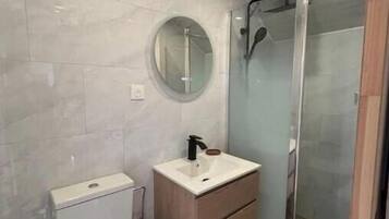 Douche, sèche-cheveux, savon, papier toilette