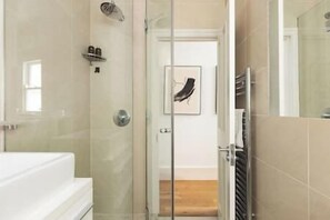 Bathroom - New! Bright 2BR flat near Brixton, Stockwell (Greater London)