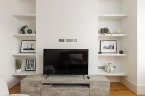 TV - New! Bright 2BR flat near Brixton, Stockwell (Greater London)