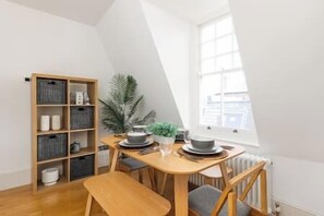 Dining - New! Bright 2BR flat near Brixton, Stockwell (Greater London)