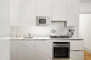 Fridge, microwave, oven, stovetop - New! Bright 2BR flat near Brixton, Stockwell (Greater London)