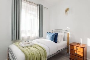 3 bedrooms, iron/ironing board, WiFi, bed sheets - New! Inviting 3BR House near Excel & Royal Docks (Greater London)