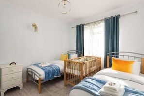 3 bedrooms, iron/ironing board, WiFi, bed sheets - New! Inviting 3BR House near Excel & Royal Docks (Greater London)