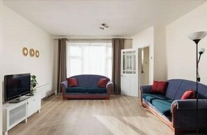 TV - New! Inviting 3BR House near Excel & Royal Docks (Greater London)