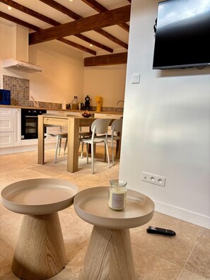 Dining - L'écrin rustique - Gite in a quiet cul-de-sac close to town. (Couzeix)