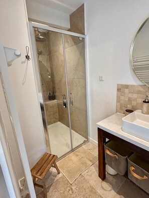 Bathroom - L'écrin rustique - Gite in a quiet cul-de-sac close to town. (Couzeix)