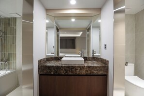 Family Room | Bathroom | Separate tub and shower, hair dryer, towels, toilet paper - HotelArrive Seoulful (Seoul)