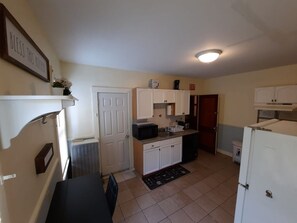Private kitchen - 5ES Remodeled Expansive Home, Off Street Parking (Milton)