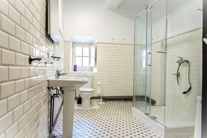 Douche, sèche-cheveux, serviettes fournies, savon