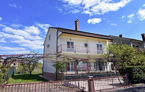 Apartment, 3 Bedrooms, Balcony, Garden View | Terrace/patio - Spacious Flat With Terrace in Umag (Umag)