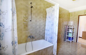 Apartment, 3 Bedrooms, Balcony, Garden View | Bathroom - Spacious Flat With Terrace in Umag (Umag)
